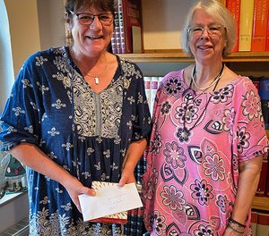 Erfreut und dankbar nimmt Hospizleiterin Yasmin Brost (links) die Spende des Qigong-Kurses aus den Händen von Christiane Rosum entgegen. 