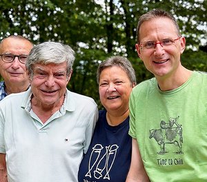 Die Chefärzte der orthopädischen Klinik im „Bethesda“ (von rechts) Dr. Kai Drastig und Dr. Birgit Schulz mit den ehemaligen Chefärzten Dr. Patrick Sweeney und Dr. Erich Lange beim Grillfest-Wiedersehenstreffen. 