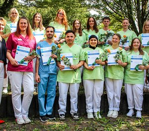 Schulleiterin Karola Jockel (links) und Kursleiterin Lisa Friese (rechts) gratulierten den 14 Pflegefachfrauen und -männern, die nach dreijähriger Ausbildung an der Schule für Pflegeberufe in Kirchen nun ihr Examen in der Tasche haben.