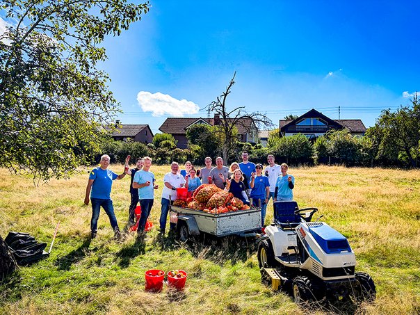 Bei der Apfelernte am Ökumenischen Hospiz Kloster Bruche packten diesmal Mitarbeiter der Deutschen Bank in Siegen mit an. Das Apfelfest wird am kommenden Sonntag ab 14.30 Uhr wieder rund um die Klosterscheunen gefeiert. 