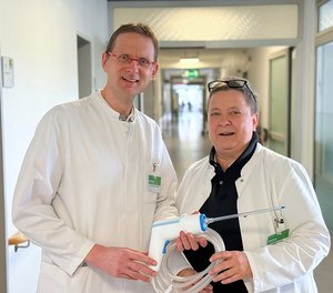Die beiden Chefärzte Dr. Kai Drastig und Dr. Birgit Schulz mit dem neuen Spülsystem für die Endoprothetik.